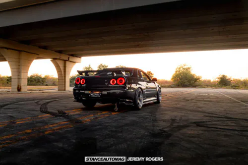 Liberty Walks Black Nissan Skyline GT R34