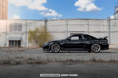 Liberty Walks Black Nissan Skyline GT R34