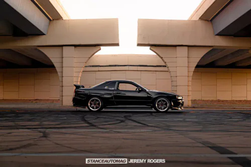 Liberty Walks Black Nissan Skyline GT R34