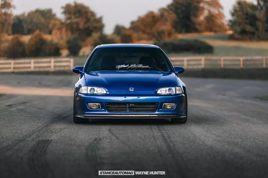 A fron shot of  a 1992 Honda Civic Si shot by Stance Auto Magazine Photographers