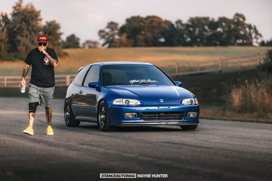 Front shot of a 1992 Honda Civic Si shot by Stance Auto Magazine Photographers