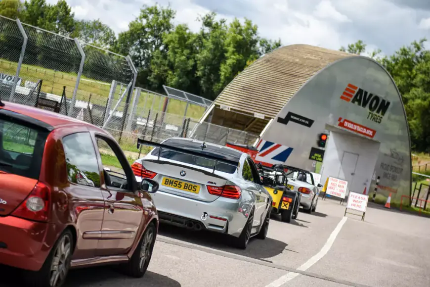 Cars lining up at Castle Combe Trackdays
