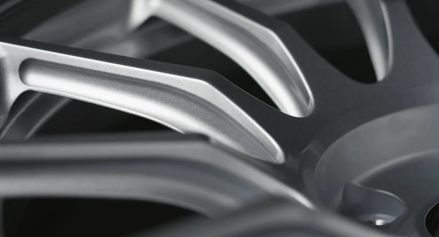 The lateral milling of the spokes in the so-called ‘I-beam’ profile creates a construction that is significantly lighter without sacrificing rigidity. In addition, the rim flange itself has been further optimised in terms of weight.