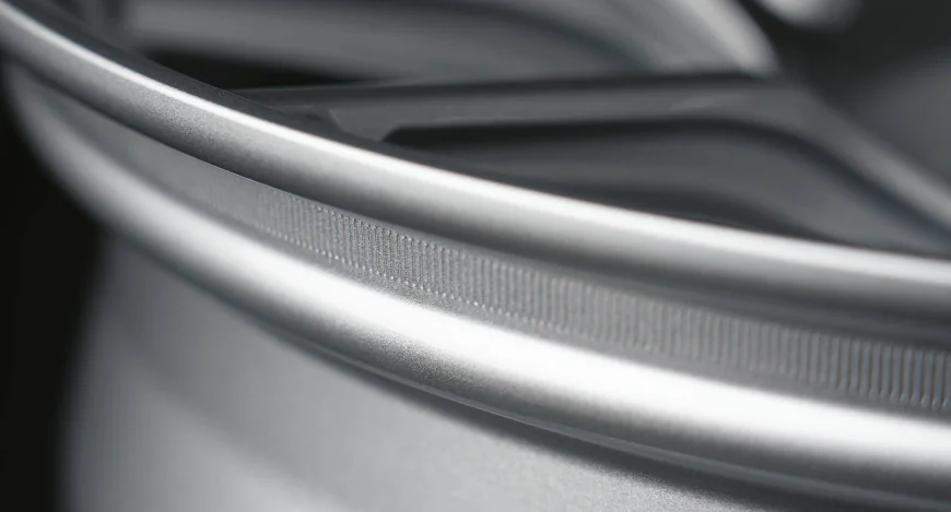 The additional 5 mm wide knurls on both rim shoulders effectively prevent twisting, i.e. the tyres from slipping under extreme acceleration or braking forces.