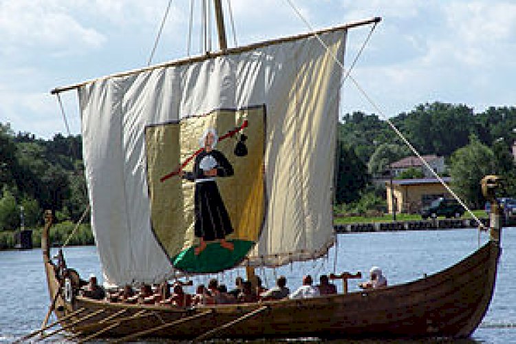 Which brand's logo depicts a form of Viking longship?